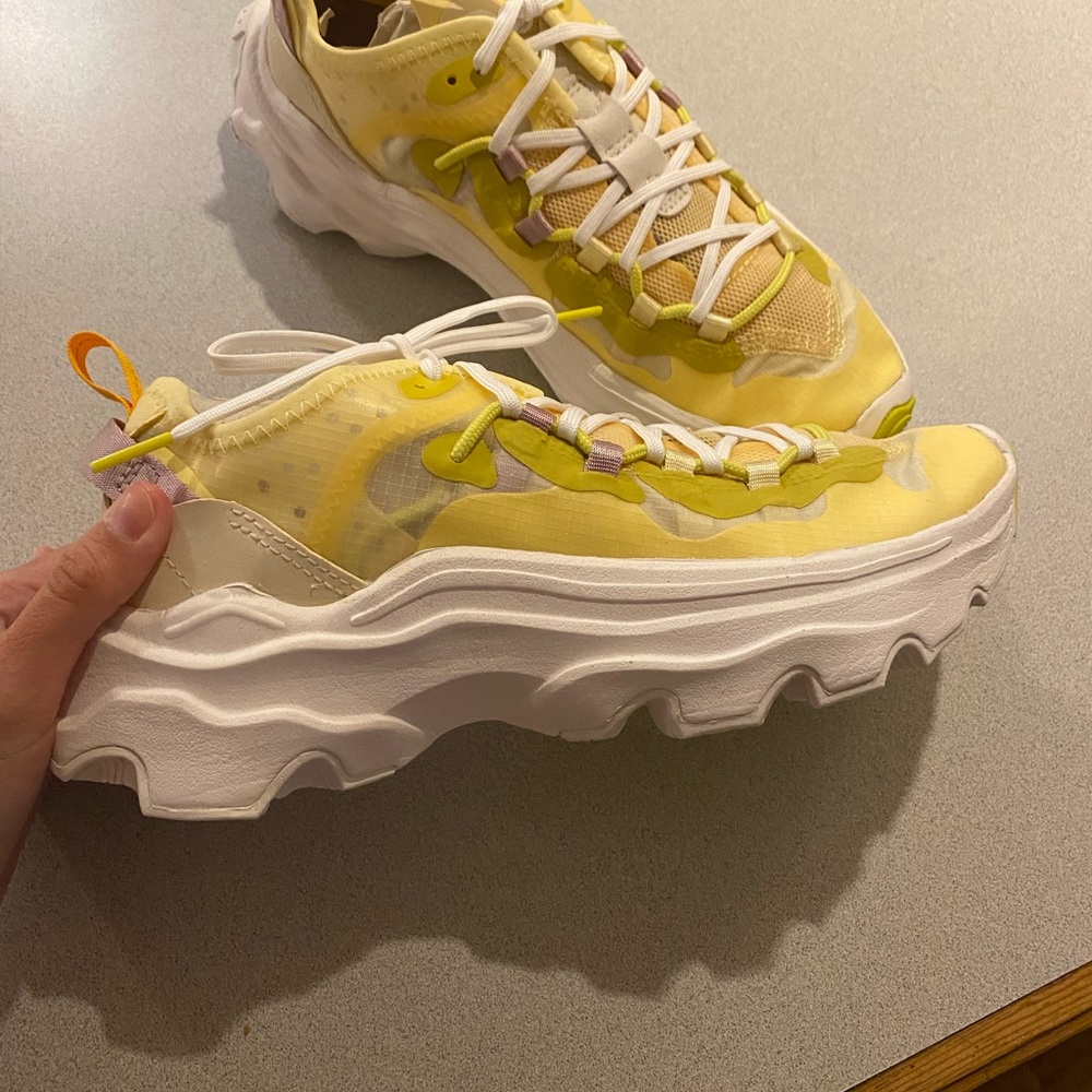 Sorel Kinetic Breakthru Tech Sneaker (tranquil yellow) (never been worn)